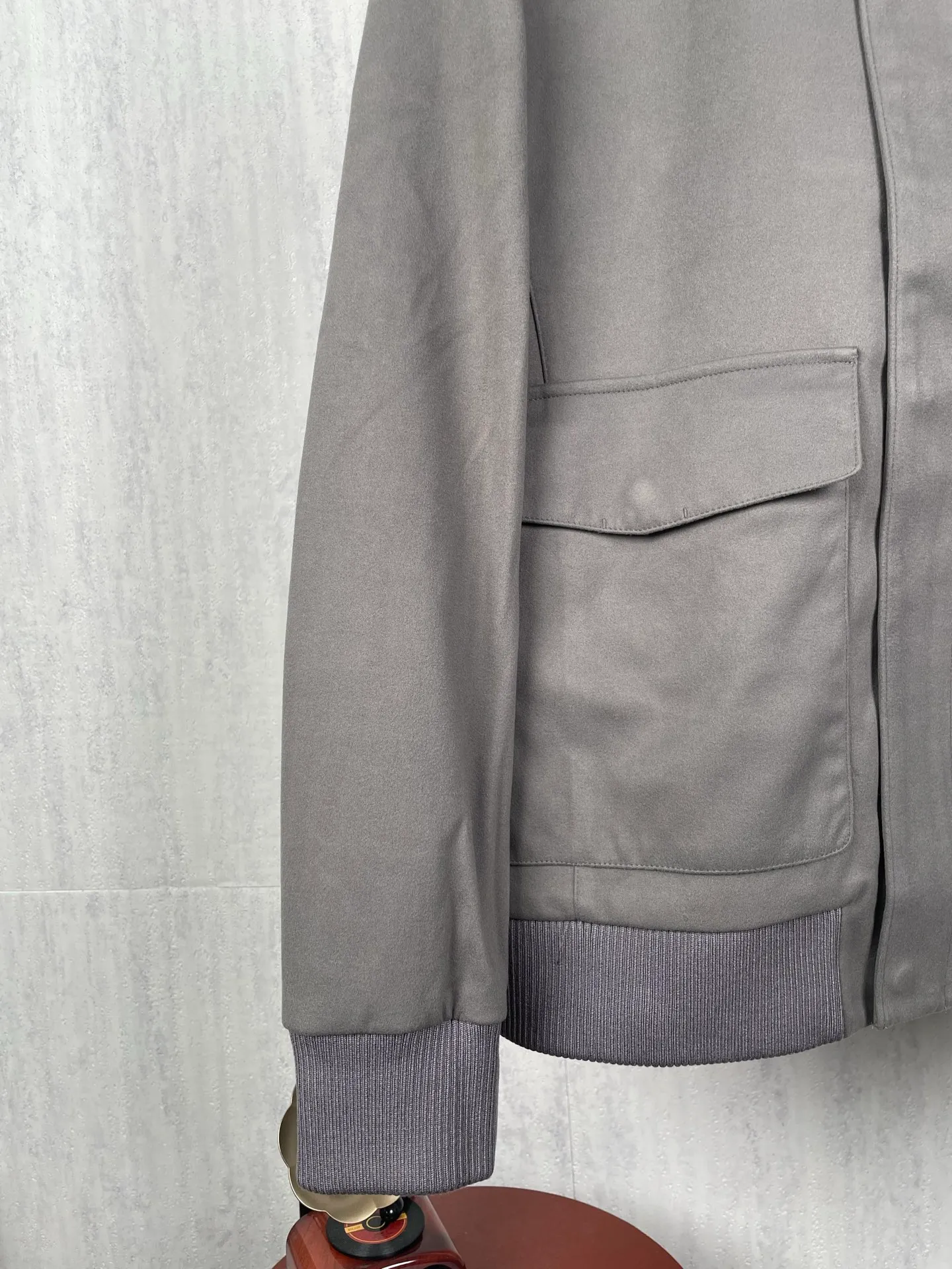 ! (Special version shipped next day) ❗️❗️❗️ LP LORO PIANA #6079 stand collar flocked work jacket The brand's exclusive ultra-fine velvety blended fabric is selected, with a fine suede matte matte texture. The fabric has been stain-resistant and pre-shrunk, and feels soft and not stiff. The high-density weave takes into account both stiff muscles and breathable properties. The dark and light color system has one coloring standard, no color difference or whitening defects. It is suitable for both spring and autumn single wear and winter inner wear, taking into account the casual and relaxed feeling and light luxury texture‼ ️ Customized metal double-headed zipper on the placket, with double-layer overlocking of the same fabric as the zipper, which can be opened and closed repeatedly without blocking the fabric; double-flap patch pockets on the chest, with built-in embossed LP shield-shaped wheat ears logo embossed on the bag flap, and the three-dimensional embossing is evenly deep and does not collapse; the cuffs are engraved with bright Lp Silver round metal buckle, buttonholes are reinforced with double-layer overlocking, and the brand's handwritten logo is finely embroidered on the hem of the cuffs. The lines are delicate and not off-line. The hidden pockets on both sides are fully closed, and the bag mouth is densely reinforced with no exposed hard seams to rub against the skin. ◽The entire body is precision overlocked and stitched throughout the entire body🔍 The shoulder seams, side seams, armholes, hems, and bag flap edges are all reinforced with double-strand stitching Lapel suede-feel work jacket, ultra-fine suede blended fabric + bag flap embossed embossing + cuff precision embroidery triple process makes the production more difficult. The cutting loss of suede fabric is much higher than that of ordinary woven fabrics. Six-color batch color control quality inspection, double routing inside and outside, and multiple inspections of hardware embroidery , if the imprint is blurred, the embroidery is skipped or the cut pieces are misplaced, the whole piece is scrapped. It is an intuitive reflection of the hard-core quality of Italian light luxury commuter jackets. Men who prefer soft matte textures and low-key simple outfits can distinguish the huge gap between ordinary work jackets at a glance. Color: Wine Red, Apricot Black Gray Size: 48 50 52 54 56